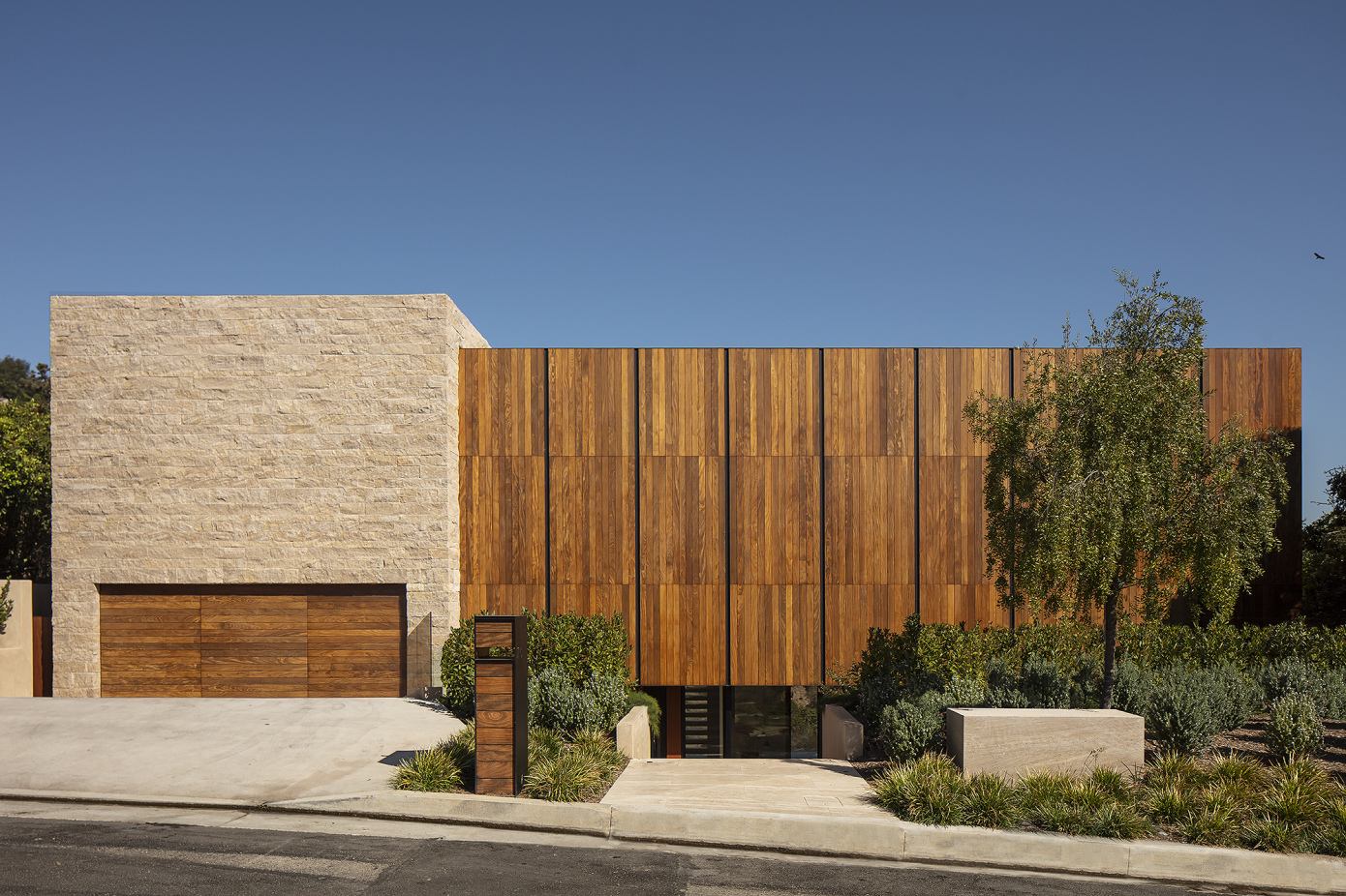 A Striking Contemporary Home Nestled in the Hills of Los Angeles, California by Shubindonaldson Architects (1)