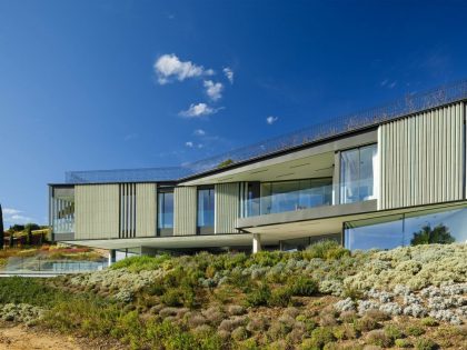 A Striking Contemporary Home Overlooks a Natural Cove in Begur, Spain by Sala Ferusic Architects (1)