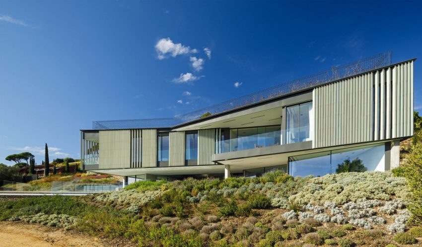 A Striking Contemporary Home Overlooks a Natural Cove in Begur, Spain by Sala Ferusic Architects (1)