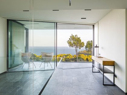 A Striking Contemporary Home Overlooks a Natural Cove in Begur, Spain by Sala Ferusic Architects (12)