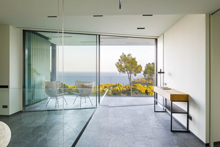 A Striking Contemporary Home Overlooks a Natural Cove in Begur, Spain by Sala Ferusic Architects (12)