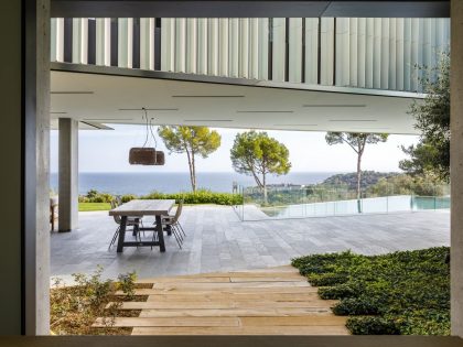 A Striking Contemporary Home Overlooks a Natural Cove in Begur, Spain by Sala Ferusic Architects (18)