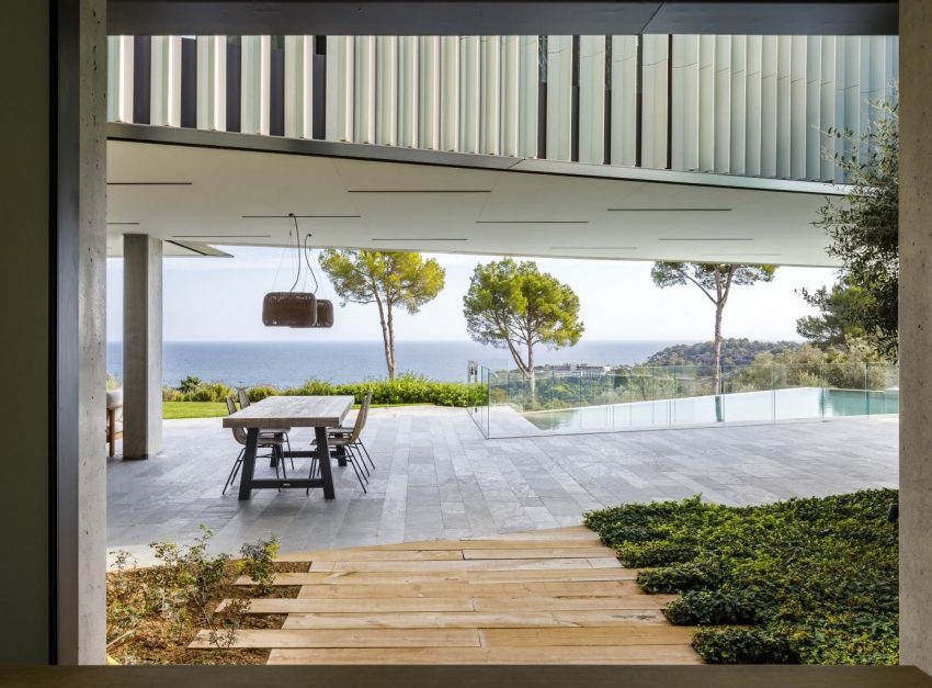 A Striking Contemporary Home Overlooks a Natural Cove in Begur, Spain by Sala Ferusic Architects (18)