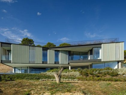 A Striking Contemporary Home Overlooks a Natural Cove in Begur, Spain by Sala Ferusic Architects (2)