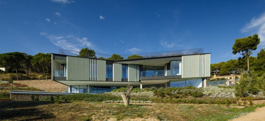 A Striking Contemporary Home Overlooks a Natural Cove in Begur, Spain by Sala Ferusic Architects (2)