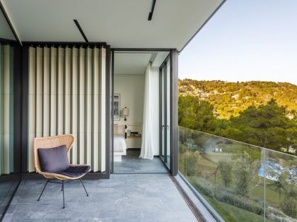 A Striking Contemporary Home Overlooks a Natural Cove in Begur, Spain by Sala Ferusic Architects (20)