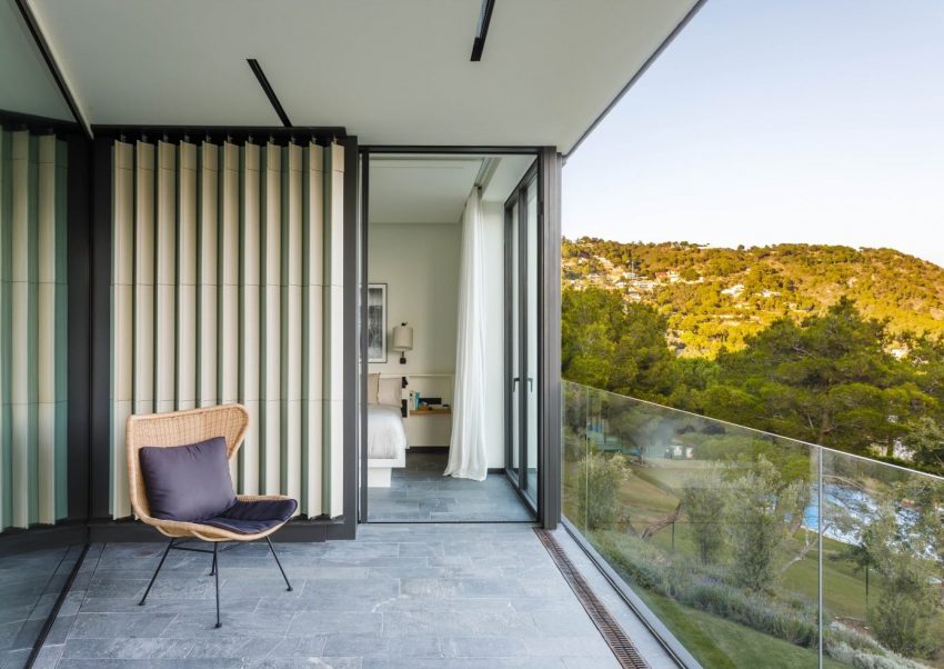 A Striking Contemporary Home Overlooks a Natural Cove in Begur, Spain by Sala Ferusic Architects (20)