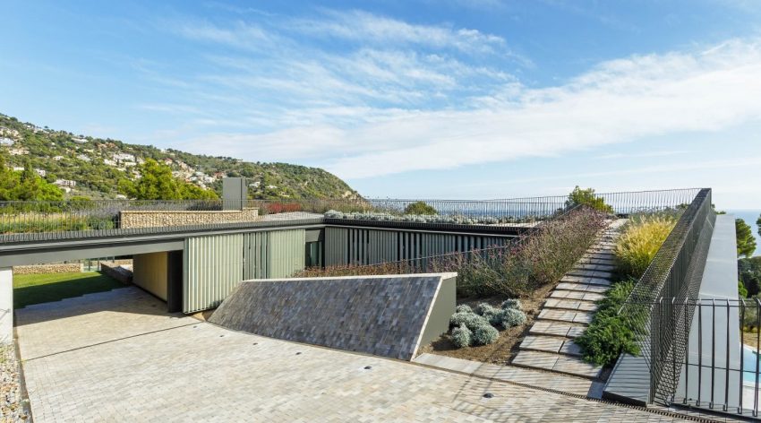 A Striking Contemporary Home Overlooks a Natural Cove in Begur, Spain by Sala Ferusic Architects (21)