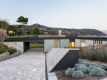 A Striking Contemporary Home Overlooks a Natural Cove in Begur, Spain by Sala Ferusic Architects (24)