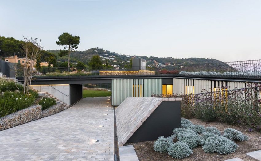 A Striking Contemporary Home Overlooks a Natural Cove in Begur, Spain by Sala Ferusic Architects (24)