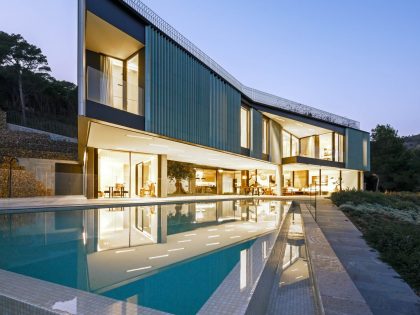 A Striking Contemporary Home Overlooks a Natural Cove in Begur, Spain by Sala Ferusic Architects (27)