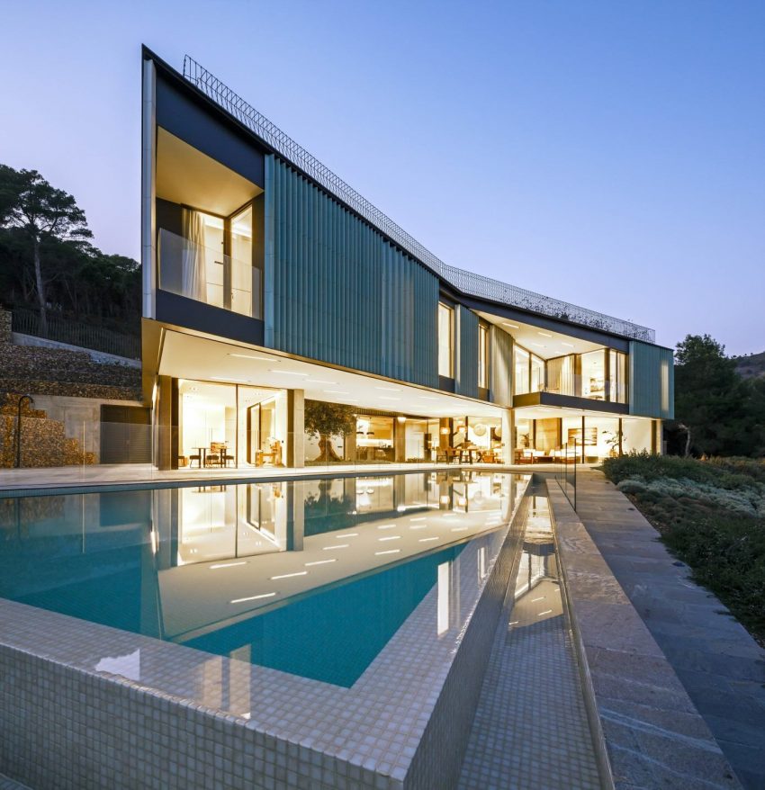 A Striking Contemporary Home Overlooks a Natural Cove in Begur, Spain by Sala Ferusic Architects (27)