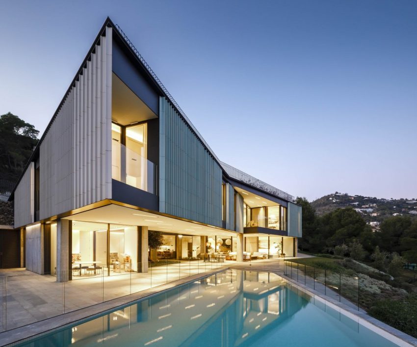 A Striking Contemporary Home Overlooks a Natural Cove in Begur, Spain by Sala Ferusic Architects (28)