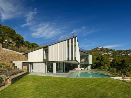 A Striking Contemporary Home Overlooks a Natural Cove in Begur, Spain by Sala Ferusic Architects (3)