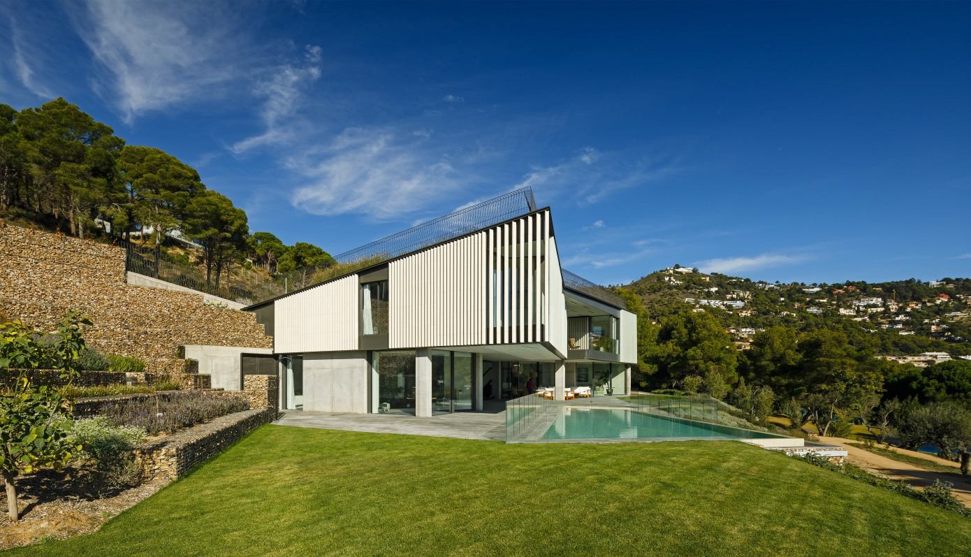 A Striking Contemporary Home Overlooks a Natural Cove in Begur, Spain by Sala Ferusic Architects (3)