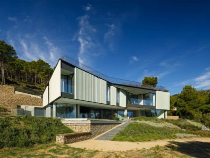 A Striking Contemporary Home Overlooks a Natural Cove in Begur, Spain by Sala Ferusic Architects (4)