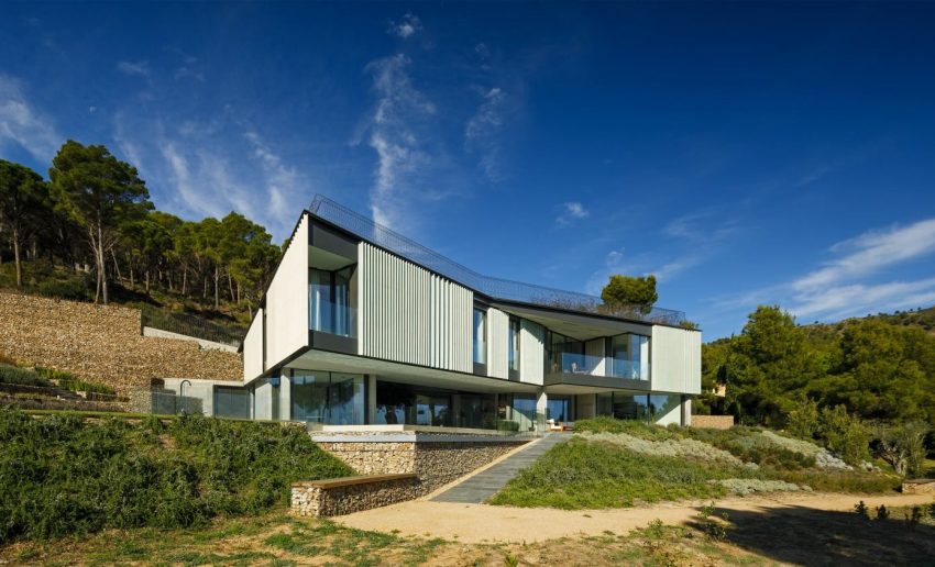 A Striking Contemporary Home Overlooks a Natural Cove in Begur, Spain by Sala Ferusic Architects (4)