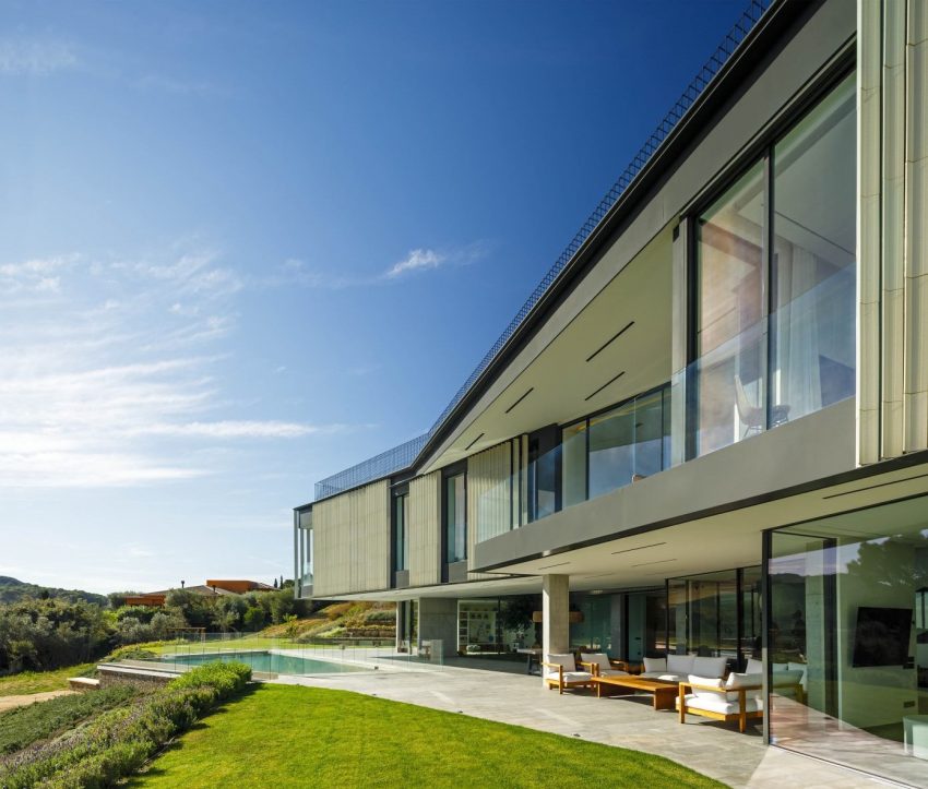 A Striking Contemporary Home Overlooks a Natural Cove in Begur, Spain by Sala Ferusic Architects (5)