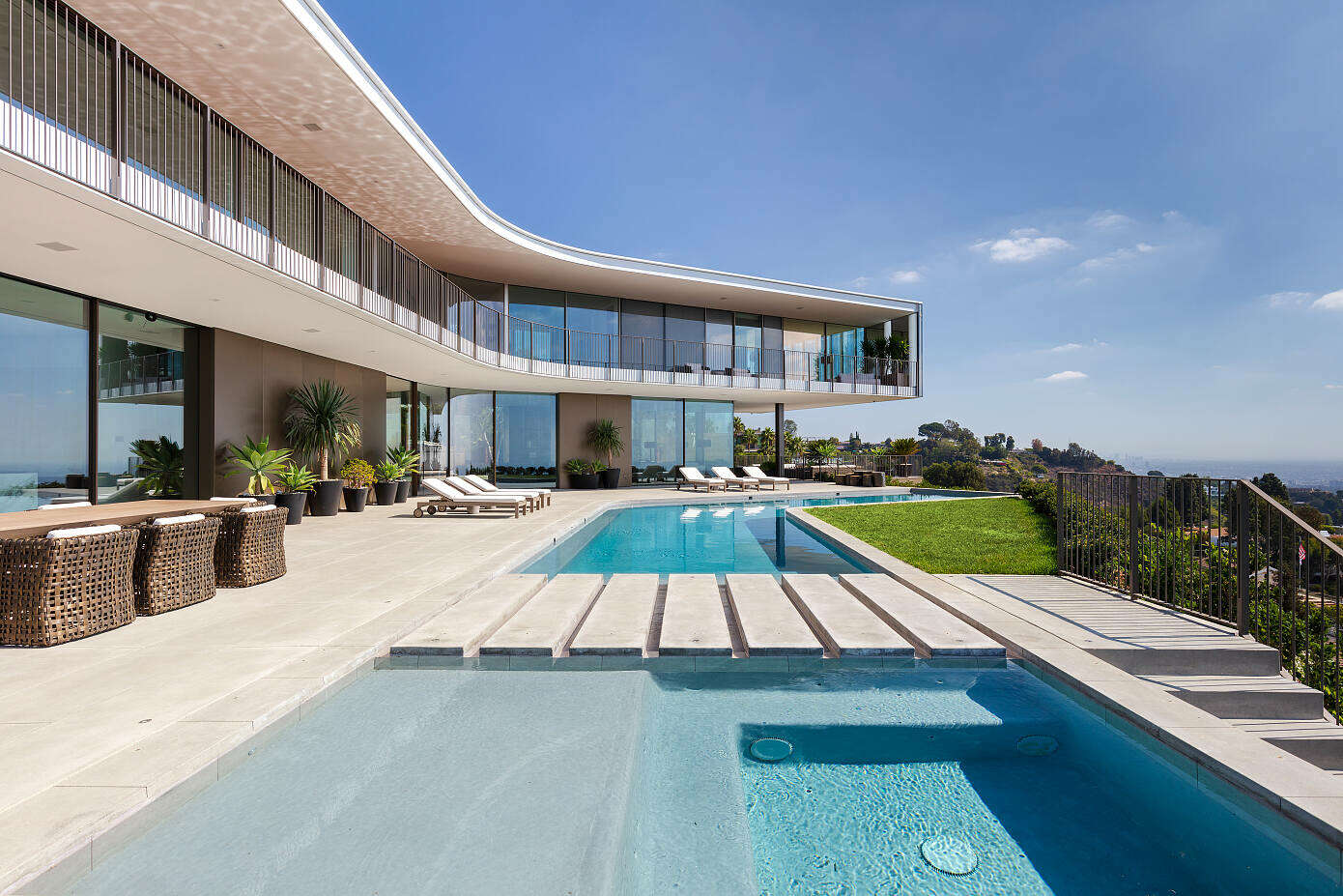 A Striking Propeller-Shaped Glass House with Mesmerizing Views in Bel Air, Los Angeles by SPF:architects (1)