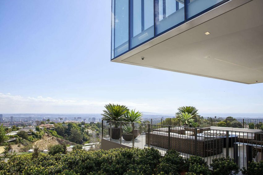 A Striking Propeller-Shaped Glass House with Mesmerizing Views in Bel Air, Los Angeles by SPF:architects (10)