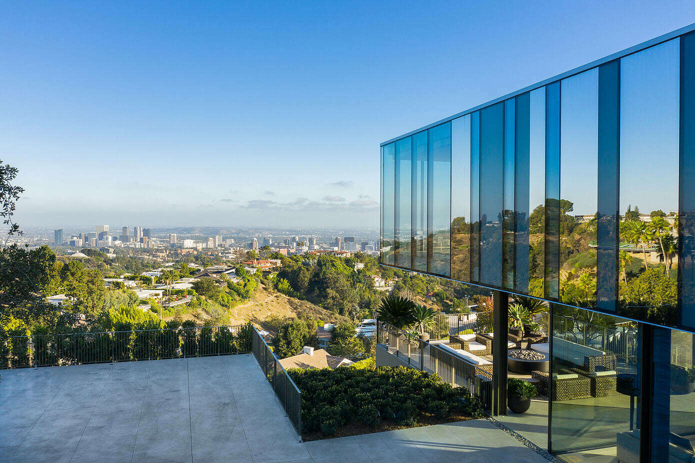 A Striking Propeller-Shaped Glass House with Mesmerizing Views in Bel Air, Los Angeles by SPF:architects (11)
