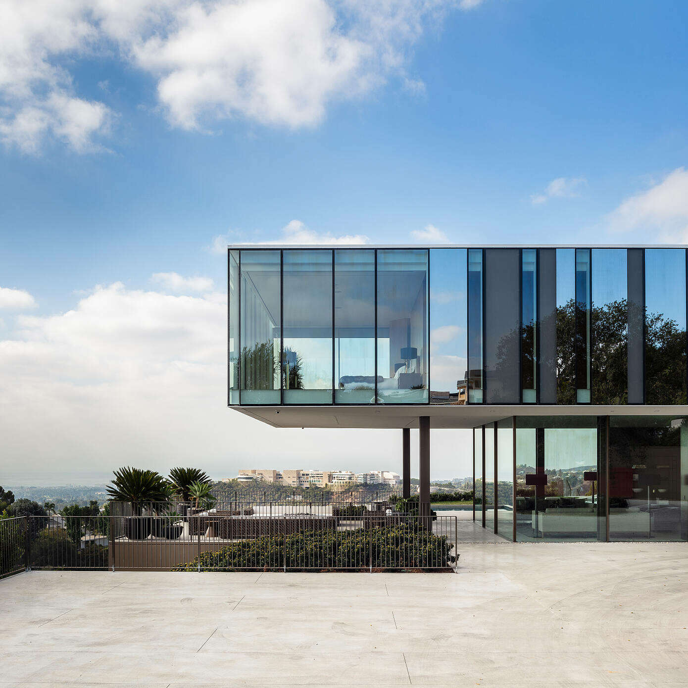 A Striking Propeller-Shaped Glass House with Mesmerizing Views in Bel Air, Los Angeles by SPF:architects (12)