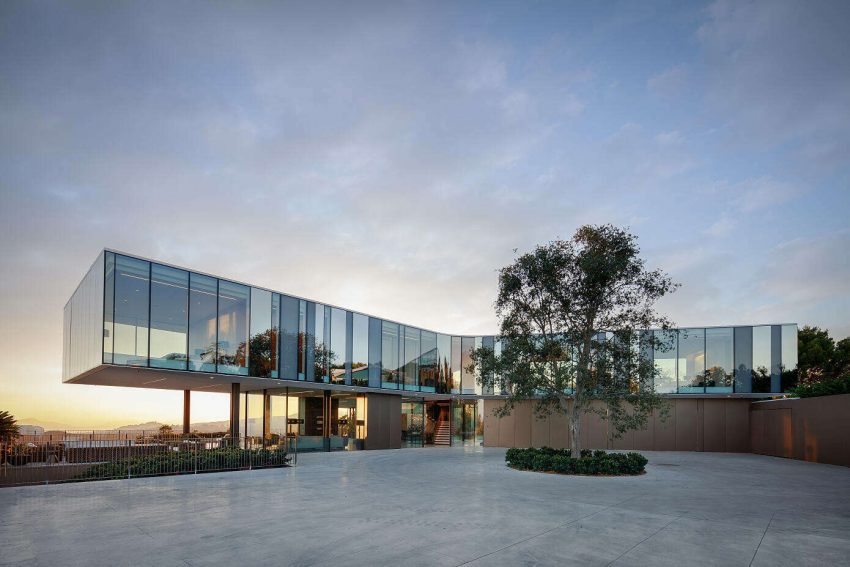 A Striking Propeller-Shaped Glass House with Mesmerizing Views in Bel Air, Los Angeles by SPF:architects (13)