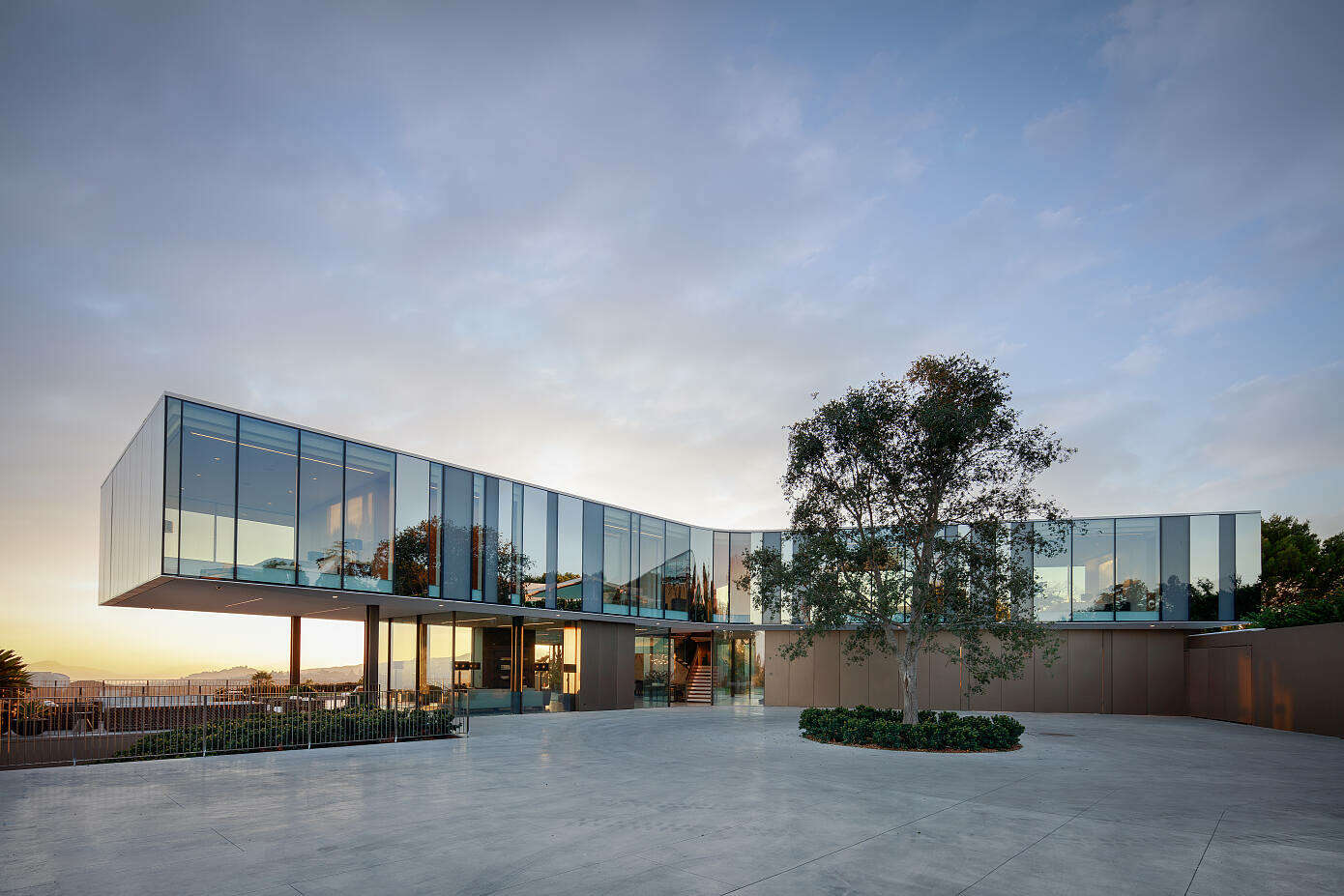 A Striking Propeller-Shaped Glass House with Mesmerizing Views in Bel Air, Los Angeles by SPF:architects (13)
