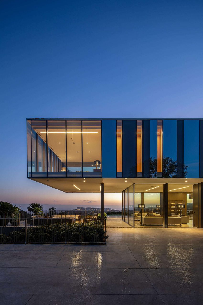 A Striking Propeller-Shaped Glass House with Mesmerizing Views in Bel Air, Los Angeles by SPF:architects (16)