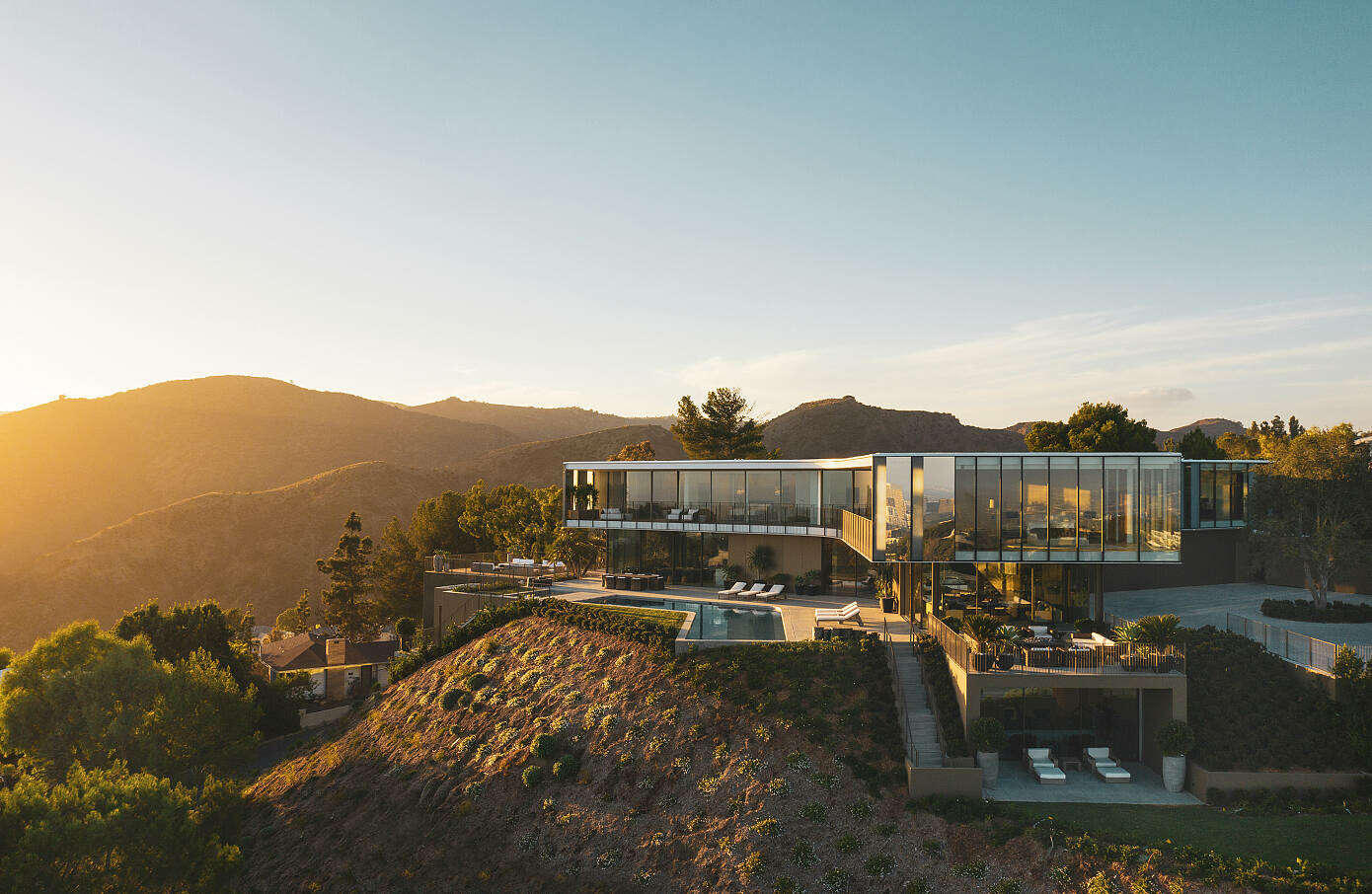 A Striking Propeller-Shaped Glass House with Mesmerizing Views in Bel Air, Los Angeles by SPF:architects (18)
