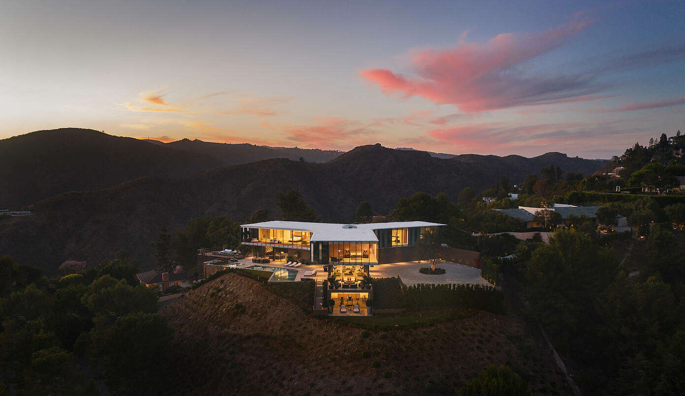 A Striking Propeller-Shaped Glass House with Mesmerizing Views in Bel Air, Los Angeles by SPF:architects (19)