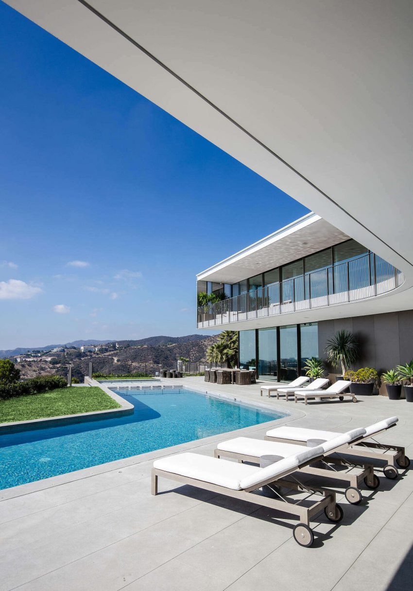 A Striking Propeller-Shaped Glass House with Mesmerizing Views in Bel Air, Los Angeles by SPF:architects (2)