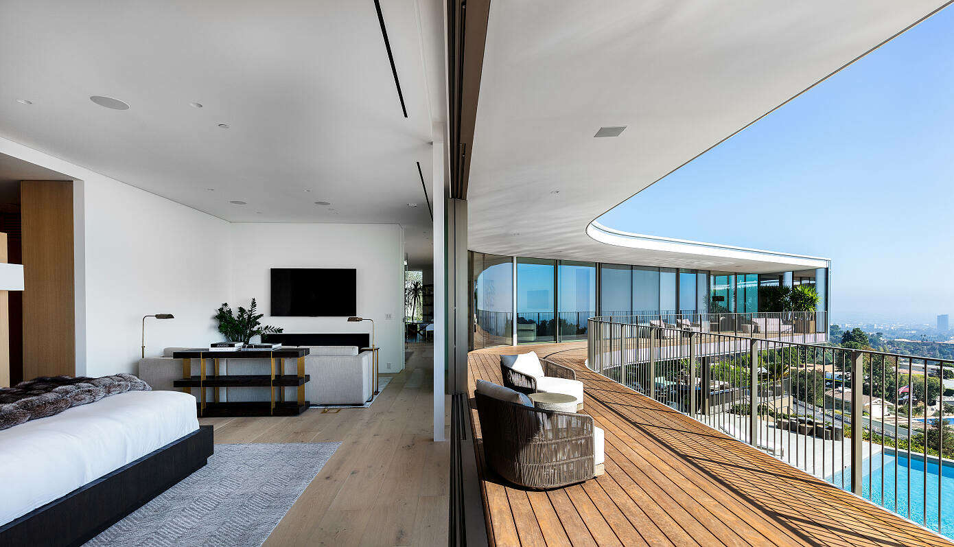 A Striking Propeller-Shaped Glass House with Mesmerizing Views in Bel Air, Los Angeles by SPF:architects (3)