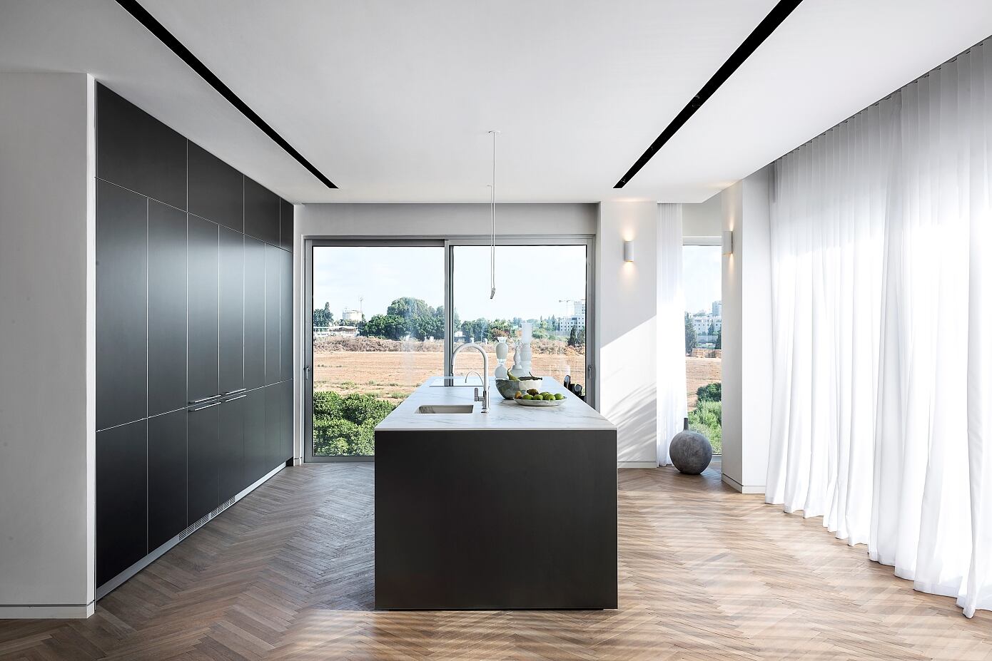 A Stunning Apartment with a View to the Fields in Tel Aviv, Israel by Tzvia Kazayoff (6)