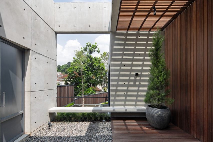 A Stunning Concrete Home for a Couple and Two Children in Semarang, Indonesia by Tamara Wibowo Architects (19)