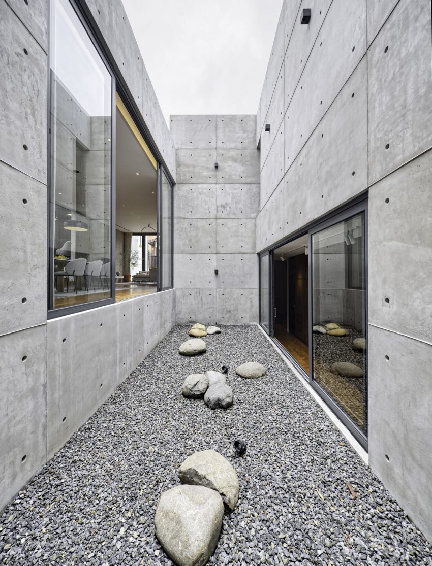 A Stunning Concrete Home for a Couple and Two Children in Semarang, Indonesia by Tamara Wibowo Architects (22)