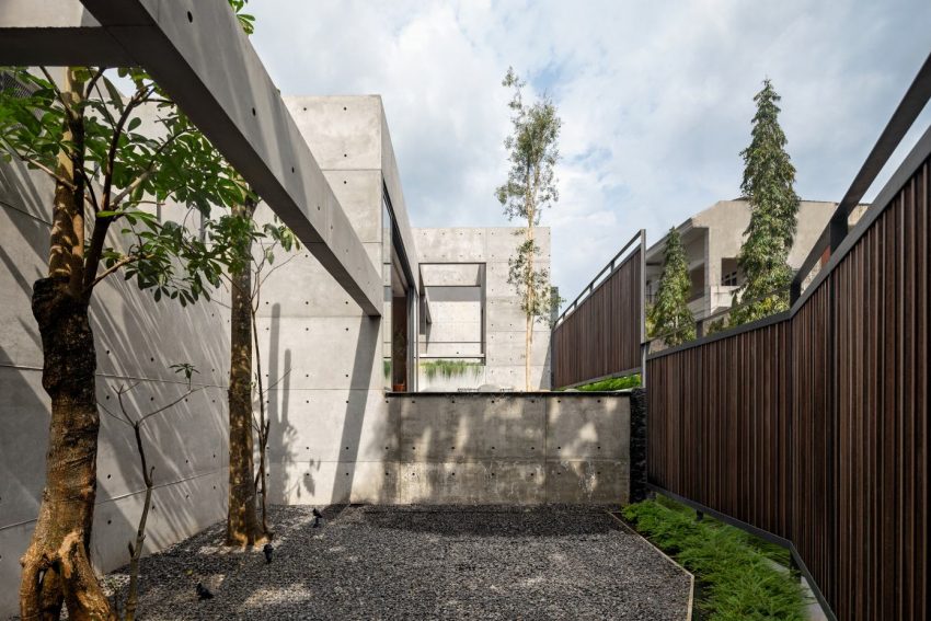 A Stunning Concrete Home for a Couple and Two Children in Semarang, Indonesia by Tamara Wibowo Architects (24)