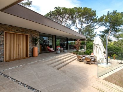 A Stunning Contemporary Cantilevered Home in the Southern Part of France by Brengues Le Pavec Architectes (21)