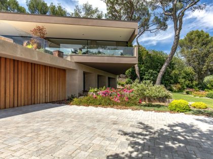 A Stunning Contemporary Cantilevered Home in the Southern Part of France by Brengues Le Pavec Architectes (24)