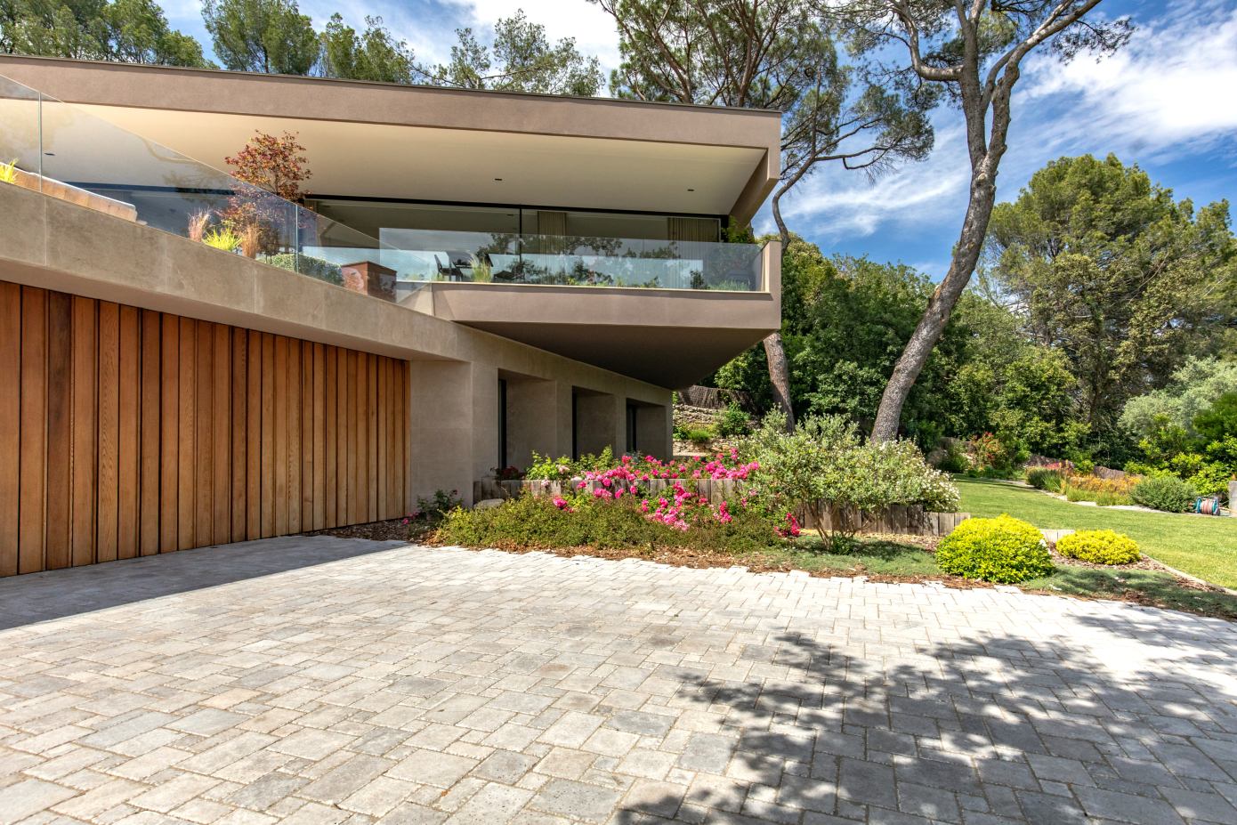 A Stunning Contemporary Cantilevered Home in the Southern Part of France by Brengues Le Pavec Architectes (24)