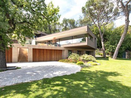 A Stunning Contemporary Cantilevered Home in the Southern Part of France by Brengues Le Pavec Architectes (25)