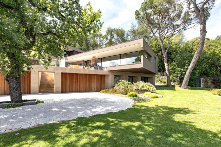 A Stunning Contemporary Cantilevered Home in the Southern Part of France by Brengues Le Pavec Architectes (25)