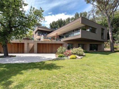 A Stunning Contemporary Cantilevered Home in the Southern Part of France by Brengues Le Pavec Architectes (26)