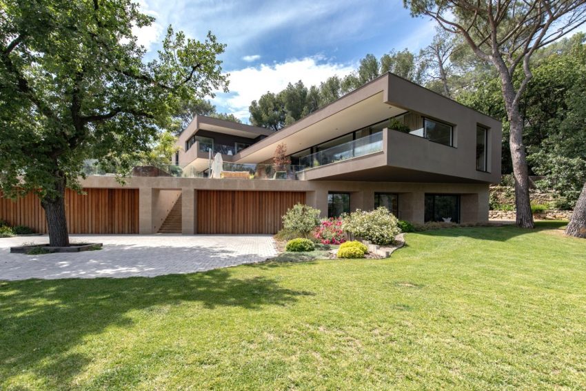 A Stunning Contemporary Cantilevered Home in the Southern Part of France by Brengues Le Pavec Architectes (26)