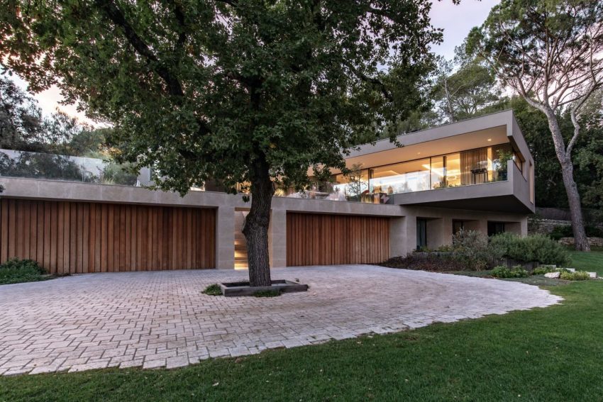 A Stunning Contemporary Cantilevered Home in the Southern Part of France by Brengues Le Pavec Architectes (27)