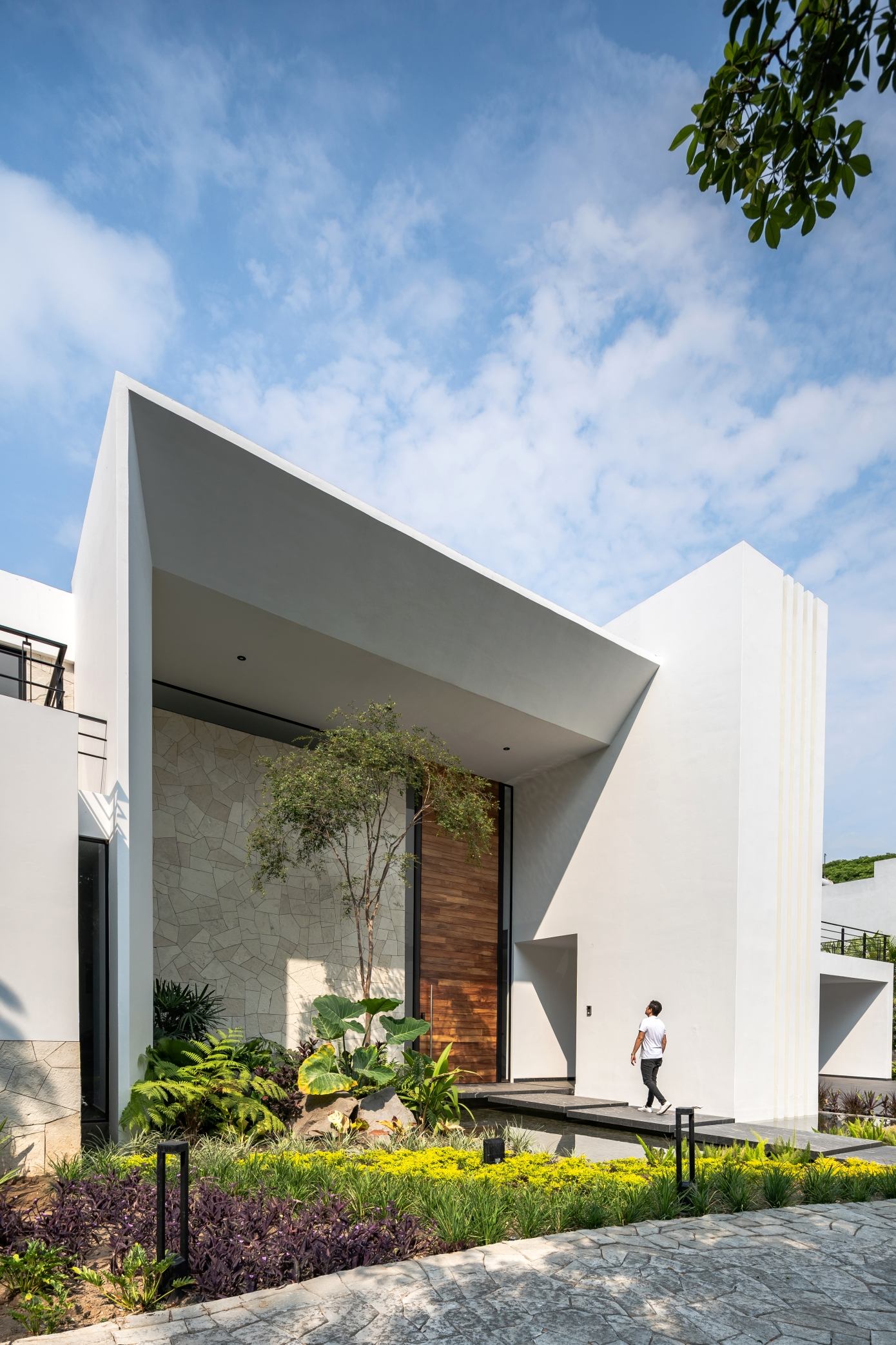 A Stunning Contemporary Home with Warm Elegance in Colima, Mexico by Di Frenna Arquitectos (3)