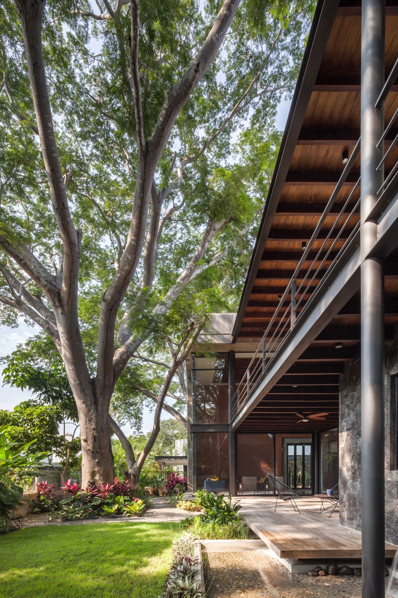 A Stunning House Combines Stone, Concrete and Wood in Colima, Mexico by Di Frenna Arquitectos (12)