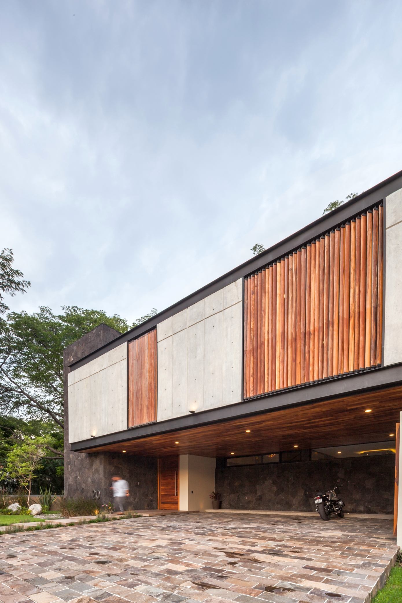 A Stunning House Combines Stone, Concrete and Wood in Colima, Mexico by Di Frenna Arquitectos (15)