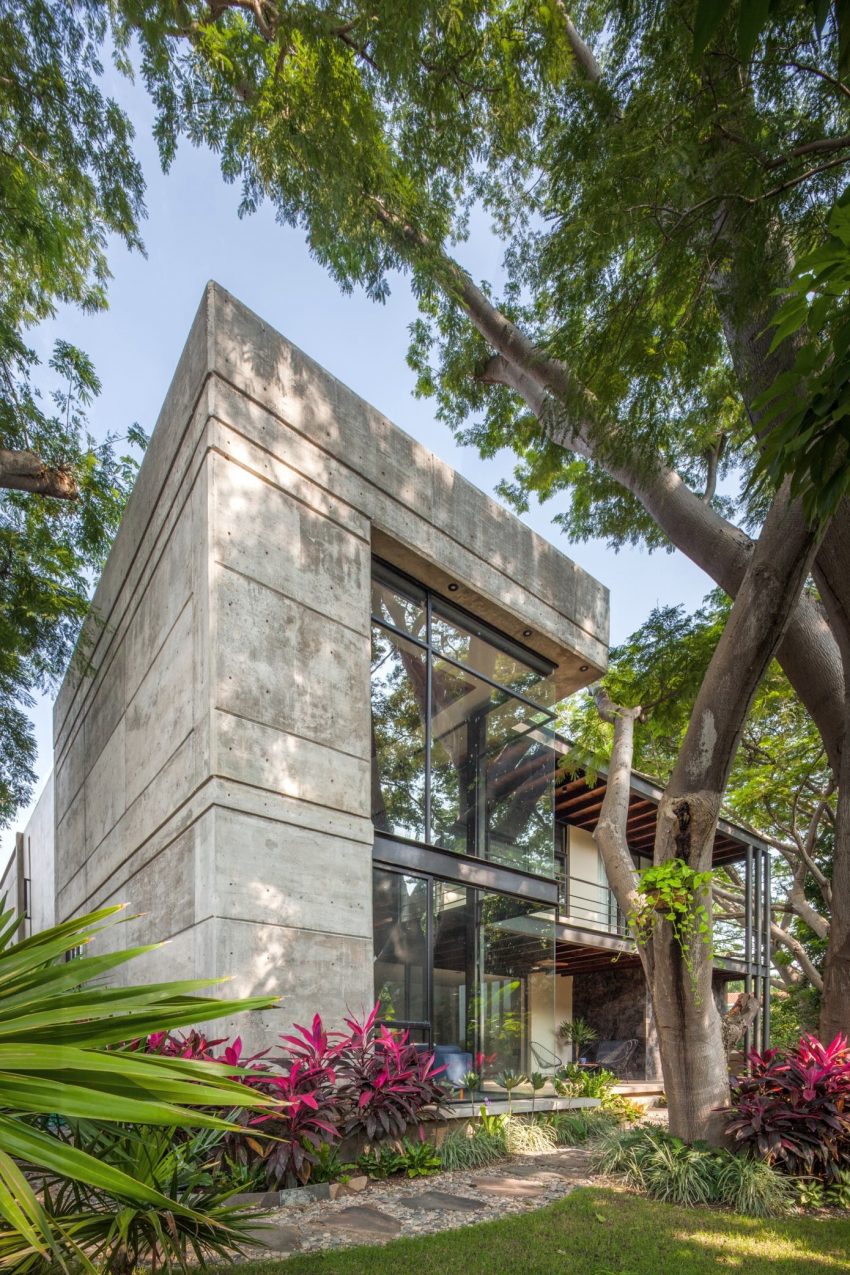 A Stunning House Combines Stone, Concrete and Wood in Colima, Mexico by Di Frenna Arquitectos (16)