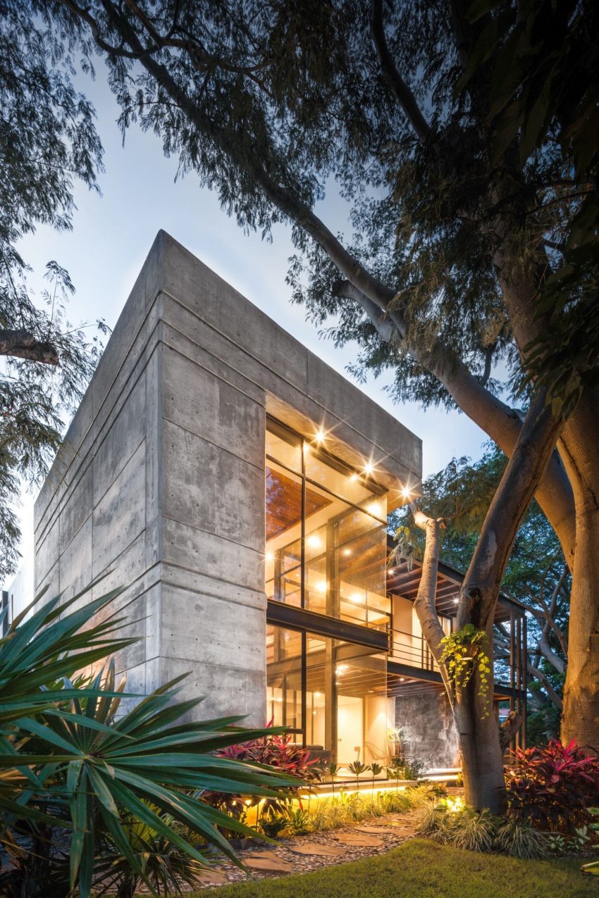 A Stunning House Combines Stone, Concrete and Wood in Colima, Mexico by Di Frenna Arquitectos (17)